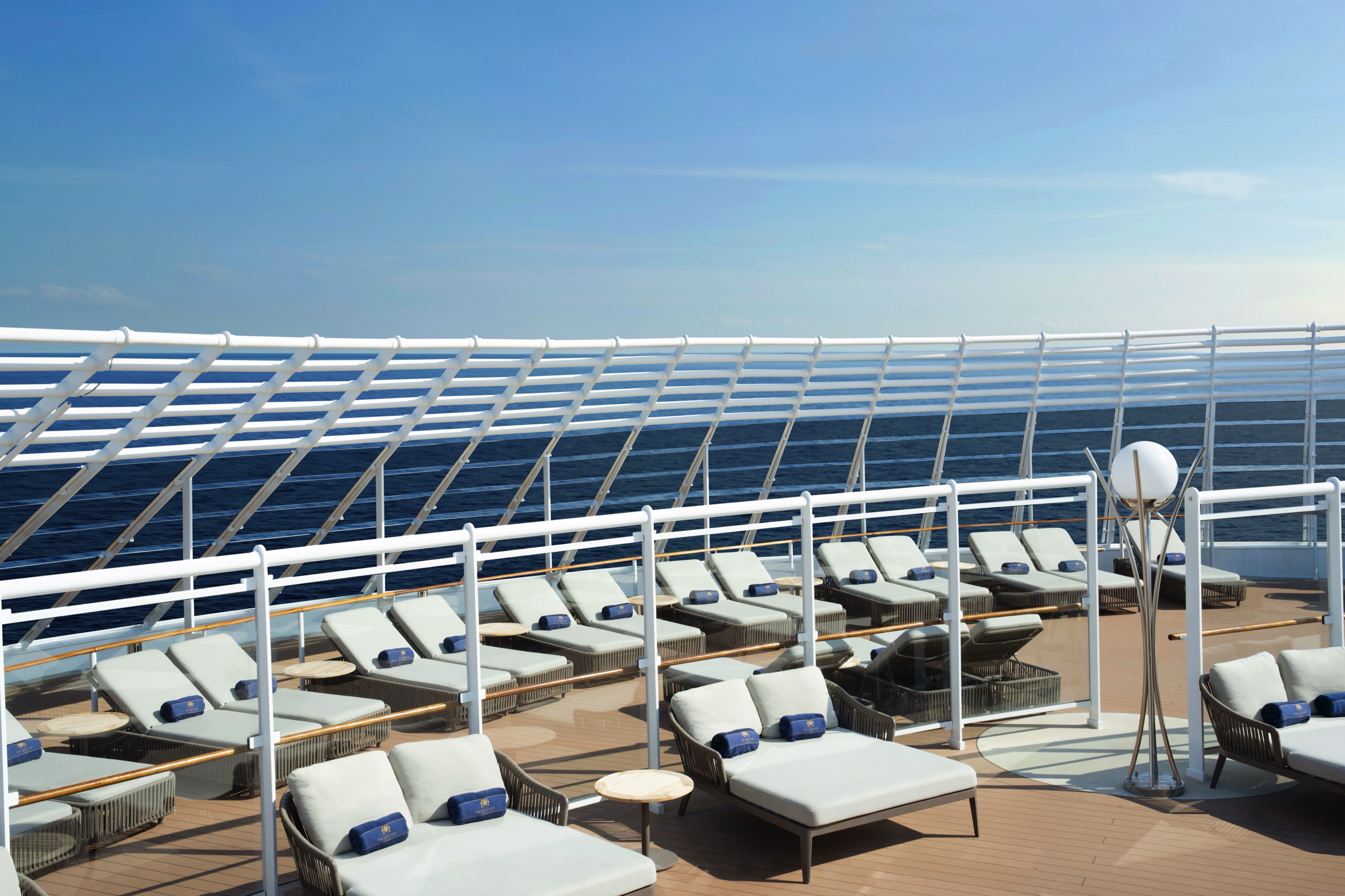 MSC Divina - MSC Yacht Club The One Bar and Pool